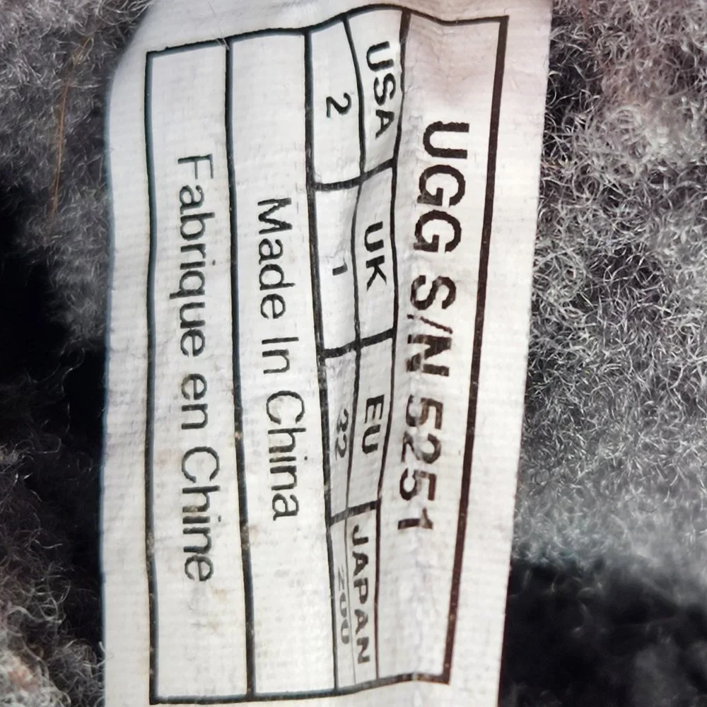 UGG AUSTRALIA Unisex Youth 2 Classic Short 5251 Gray Suede Sheepskin Boots